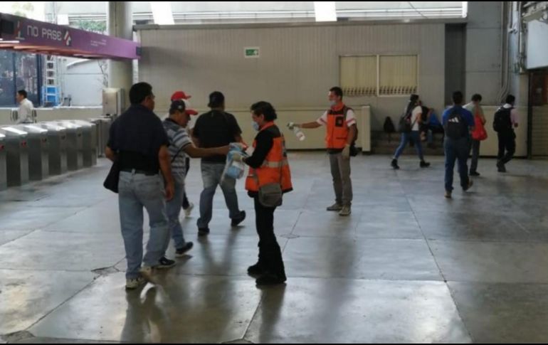 Desde este miércoles, elementos de vigilancia del Metro CDMX realizarán acciones informativas y de sensibilización a los usuarios para que usen cubrebocas durante su trayecto. TWITTER / @MetroCDMX