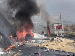 En el lugar murió calcinado el chofer del tráiler, mientras que los ocupantes de la camioneta quedaron heridos. ESPECIAL