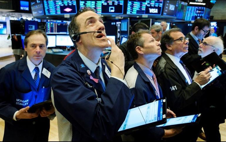 Todos los sectores acabaron en rojo, con el sector energético a la cabeza, seguido muy de cerca por el de materiales básicos y el financiero. EFE/J. Lane