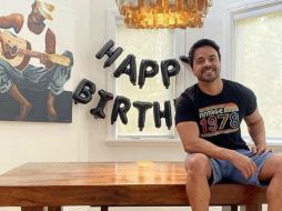 Fonsi compartió en sus redes sociales una fotografía con un letrero que dice Happy Birthday. INSTAGRAM / luisfonsi