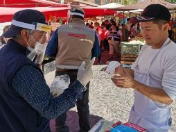 La entrega de tapabocas se lleva a cabo por funcionarios de la Dirección de Tianguis y Comercio en Espacios Abiertos. ESPECIAL / Gobierno de Zapopan