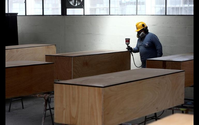 Los féretros son sencillos, de madera, pero con buenos acabados y hasta con un motivo religioso en la tapa. EFE/J. Jácome