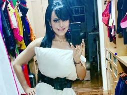 Maribel Guardia compartió una fotografía en su armario y lució su divertido vestido hecho de almohada. INSTAGRAM / maribelguardia