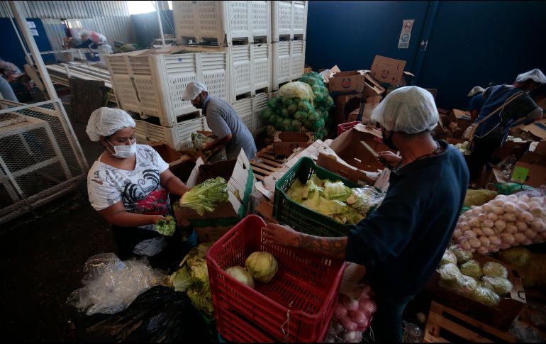 Para entregar las despensas de 23 kilogramos, Romo explica que cuentan con un padrón de cada comunidad. EL INFORMADOR / F. Atilano