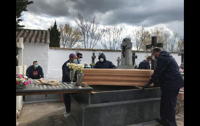 Acuerdan que los cadáveres de personas que murieron por coronavirus se podrán velar y sepultar, manejando adecuadamente todas las acciones de prevención. EFE/J. Arévalo