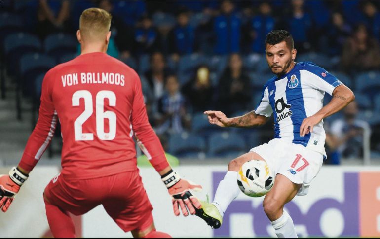 BUSCADO. El sonorense es uno de los futbolistas que mayor interés ha despertado en el Viejo Continente. AFP