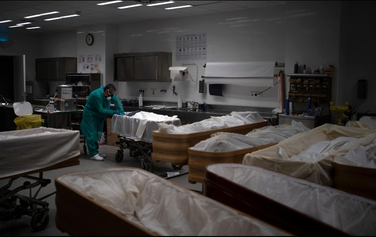 La situación en los centros hospitalarios de España continúa mejorando durante los últimos días. AP / ARCHIVO