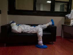 El médico Giovanni Passeri toma un descanso tras terminar su ronda en el turno nocturno del área para enfermos de COVID-19 en el hospital Maggiore, en Parma, en el norte de Italia. AP/D. Stinellis