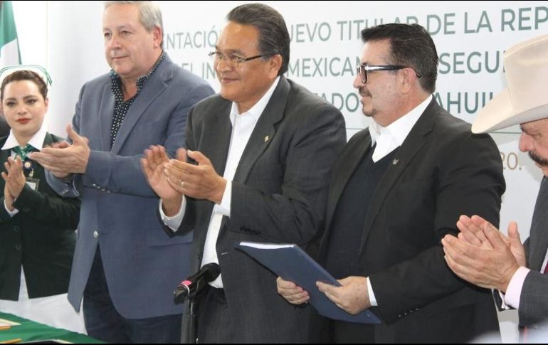 El doctor Leopoldo Santillán (c) solicitó una prueba luego de una intensa jornada de trabajo en el Hospital General de Zona número 7 en Monclova. TWITTER/@guerrerogmx