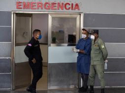 Personal de seguridad controla el acceso al hospital Moscoso Puello donde varias personas fueron ingresadas por consumo de clerén adulterado. EFE/O. Barría