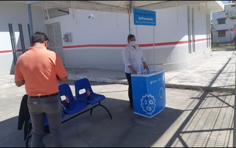 En la parte externa del hospital se instaló un módulo para informar a la comunidad que todas las atenciones serán derivadas al Centro de Salud Ixtapa I. ESPECIAL/SSJ