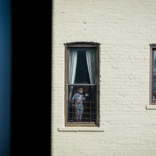 Neoyorquinos entonan desde las ventanas la mítica "New York, New York"