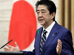 ''Nos estamos moviendo rápidamente para dar dinero en metálico a toda la población'', dijo el primer ministro Shinzo Abe, para explicar su decisión y ampliar el estado de urgencia a todo el país. AFP / K. Ota