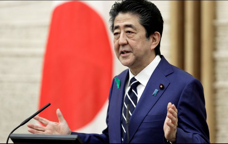 ''Nos estamos moviendo rápidamente para dar dinero en metálico a toda la población'', dijo el primer ministro Shinzo Abe, para explicar su decisión y ampliar el estado de urgencia a todo el país. AFP / K. Ota
