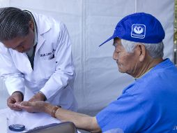 El Presidente señala que los médicos y enfermeras que regresen, del 23 de abril al 23 de marzo, tendrán compensación del 30% sobre su salario, porque ya trabajan en las instituciones de salud. NTX / ARCHIVO