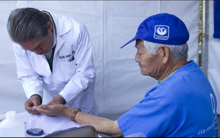 El Presidente señala que los médicos y enfermeras que regresen, del 23 de abril al 23 de marzo, tendrán compensación del 30% sobre su salario, porque ya trabajan en las instituciones de salud. NTX / ARCHIVO