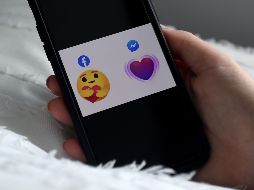 En el caso de Messenger se agregará un corazón morado. Las nuevas reacciones, tanto en Facebook como en Messenger comenzarán a implementarse la próxima semana a nivel mundial. AFP / O. Douliery