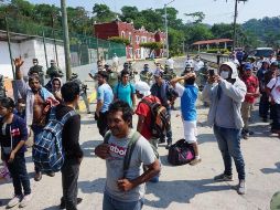 Fotografía fechada el 6 de abril de 2020 que muestra a migrantes retenidos por elementos de la Guardia Nacional en las cercanías del albergue Siglo XXI. EFE/J. Blanco