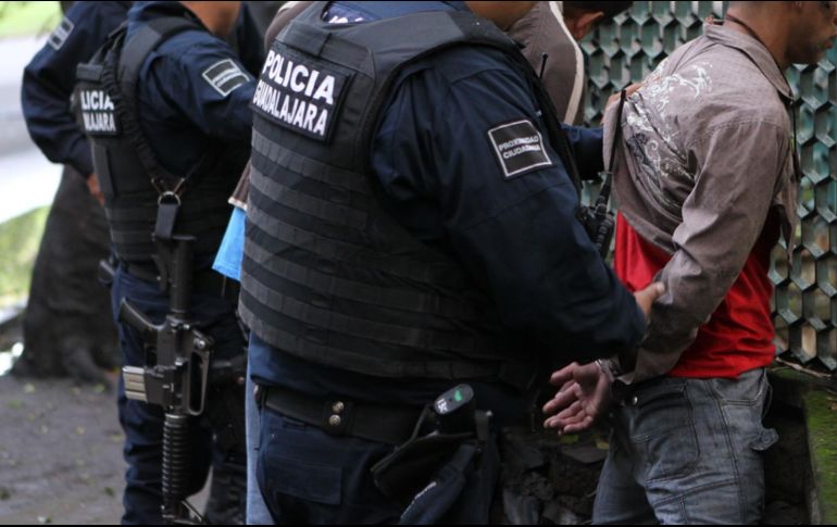 Policías realizaron el aseguramiento en el cruce de la avenida Colón y la calle Alemania, en la colonia Morelos. EL INFORMADOR/ARCHIVO