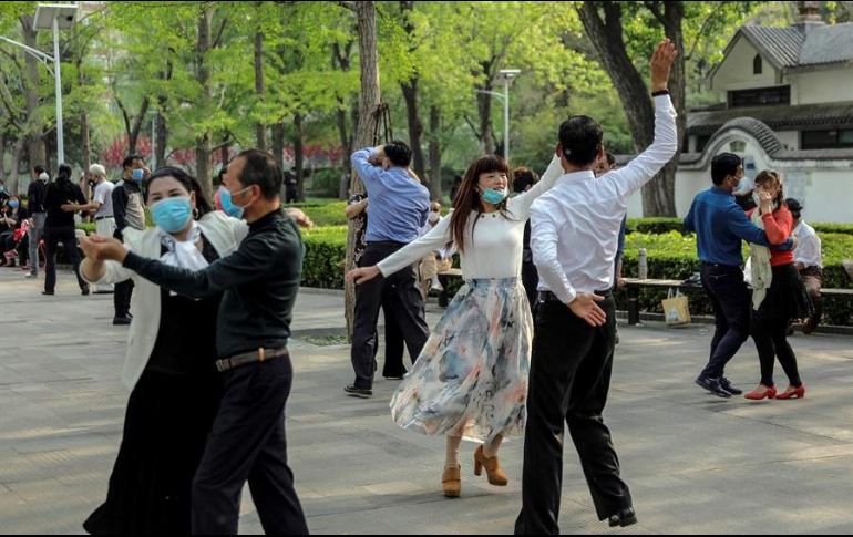 La ciudad china de Hong Kong gestionó la primera ola de contagios por coronavirus sin recurrir a un confinamiento total, al optar por un aumento del número de test. EFE/W. Hong
