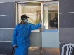 Detallan que el sujeto acudió el pasado 10 de abril a recibir atención debido a que presentaba dificultad respiratoria, dolor de cabeza, tos y fiebre de 38 grados. EFE/O. Barría