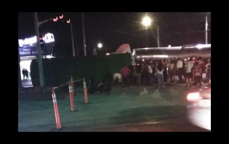 Luego de ser impactado por un camión de carga pesada, el autobús terminó sobre su costado izquierdo. ESPECIAL