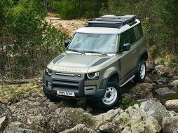 Land Rover Defender. El lujo y la capacidad no suelen ir de la mano, pero esta SUV logra conjuntar estas dos virtudes. ESPECIAL