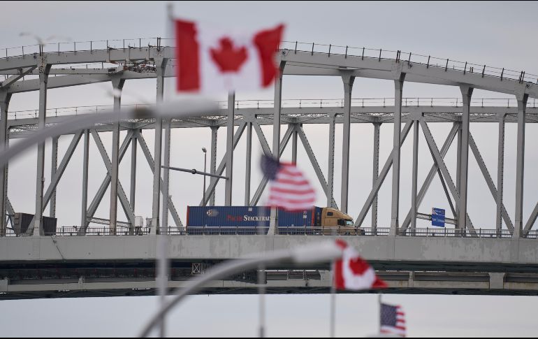 En condiciones normales, según cifras oficiales, más de 400 mil personas cruzan cada día la frontera más extensa del mundo con casi ocho mil 900 kilómetros. AFP / G. Robbins