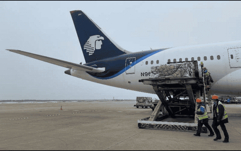 Para mañana domingo, se espera un cuarto avión que trasladará mil 257 cajas con 3 millones de mascarillas quirúrgicas. TWITTER / @ConsulMexSha