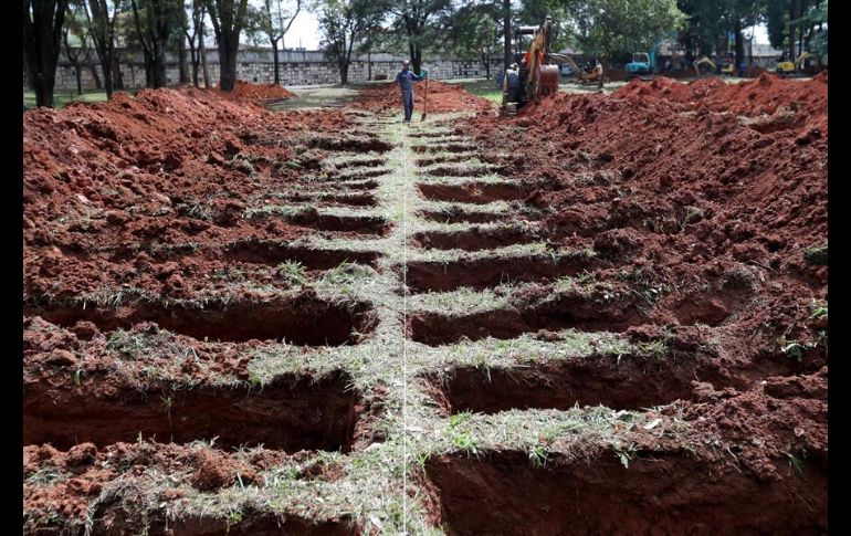 La calma y el silencio del camposanto de Vila Formosa han sido interrumpidos por el ruido de las excavadoras hidráulicas que empezaron a abrir alrededor de mil 200 nuevas tumbas. EFE/F. Bizerra