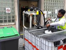 Vecinos del lugar ofrecen su ayuda para la elaboración del producto. EFE/L. Pascual