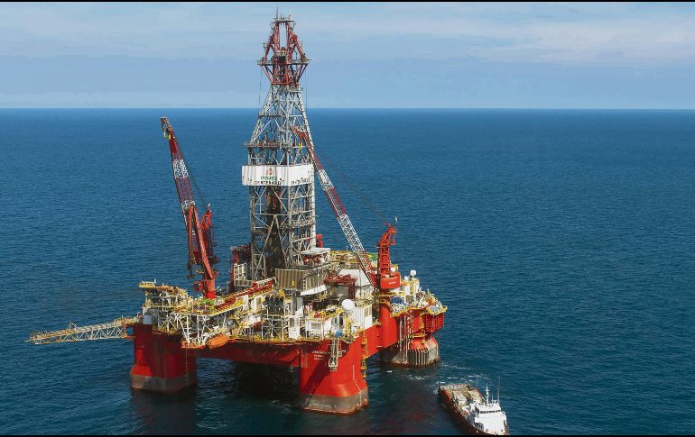 EN PROBLEMAS. La calificación de deuda de Pemex ya es considerada “basura”, alertando a los inversionistas globales.  EFE