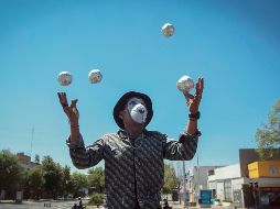 MALABARES. Algunos trabajadores del sector informal continúan laborando pese a la reclusión y aislamiento social que se exigen para afrontar la pandemia del COVID-19. Sin embargo, muchos de ellos salen a las calles con cubrebocas o mascarillas para mitigar las posibilidades de un contagio. EL INFORMADOR • F. Atilano 