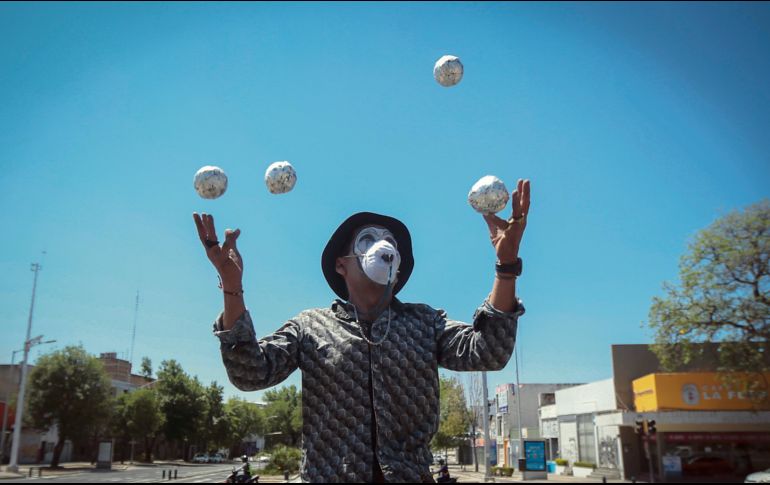 MALABARES. Algunos trabajadores del sector informal continúan laborando pese a la reclusión y aislamiento social que se exigen para afrontar la pandemia del COVID-19. Sin embargo, muchos de ellos salen a las calles con cubrebocas o mascarillas para mitigar las posibilidades de un contagio. EL INFORMADOR • F. Atilano 
