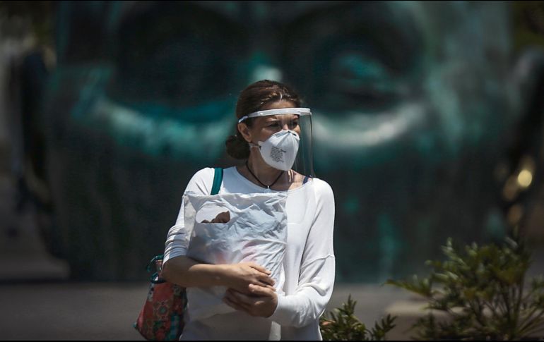 PROTECCIÓN ESPECIAL. Varios tapatíos salen a las calles con mascarillas y herramientas preventivas adicionales. EL INFORMADOR • F. Atilano 
