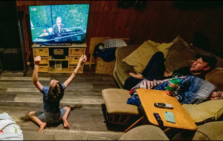Testimonio. Las familias se unieron para ver el concierto; en la imagen, la participación de Elton John. EFE