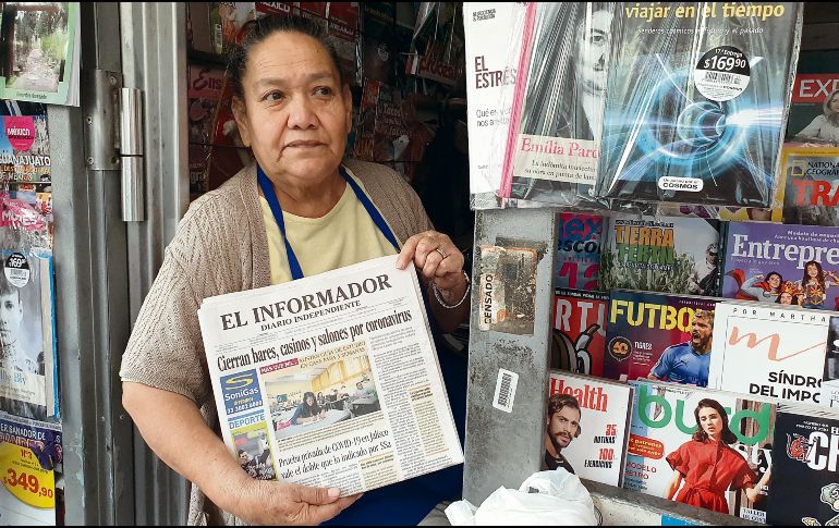 EN EL CENTRO. Retrato de María Candelaria González Díaz, quien trabaja desde hace cuarenta años como voceadora. ESPECIAL