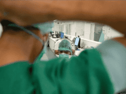 Los trabajadores del sector Salud se han convertido en un blanco vulnerable durante la pandemia. AFP / ARCHIVO