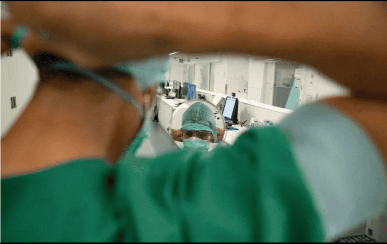 Los trabajadores del sector Salud se han convertido en un blanco vulnerable durante la pandemia. AFP / ARCHIVO