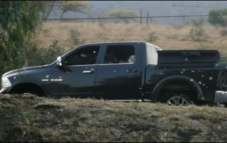 En las inmediaciones del Colinas de Santa Anita quedó abandonada una camioneta negra con varios impactos de bala. CORTESÍA