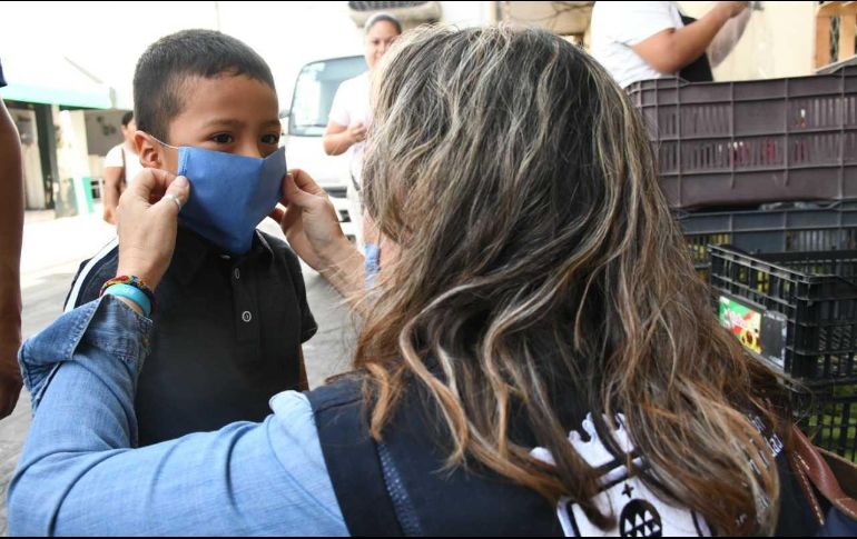 Pablo Lemus señala que a partir de mañana se distribuirán 100 mil tapabocas en centros de consulta. EL INFORMADOR / G. Gallo
