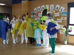 Greenpeace recicla pancartas para convertirlas en batas contra COVID-19