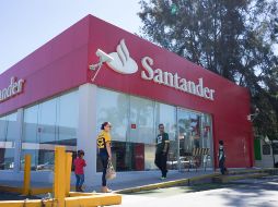 Entre las primeras entidades bancarias que han reconocido las afectaciones en el negocio por el COVID-19 está Santander. ARCHIVO