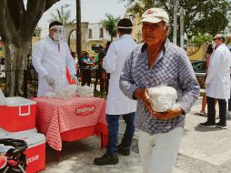 ARRANQUE.  Con medidas de protección, los empleados de Minsa repartieron tortillas en Zapopan. EL INFORMADOR • G. Gallo