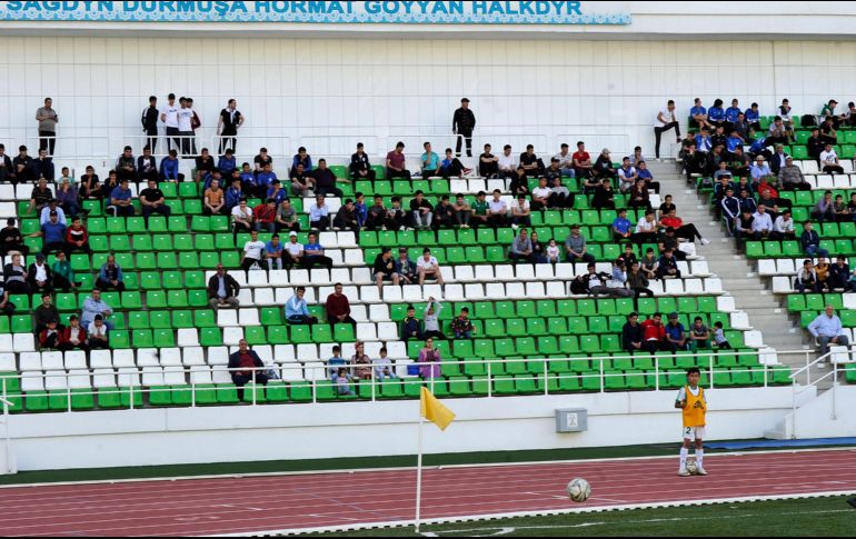 Alrededor de 500 personas concurrieron al partido que Altyn Asyr y Kopetdag disputaron el domingo en un estadio con capacidad para 20 mil aficionados en la capital Ashgabat. AFP / I. Sasin