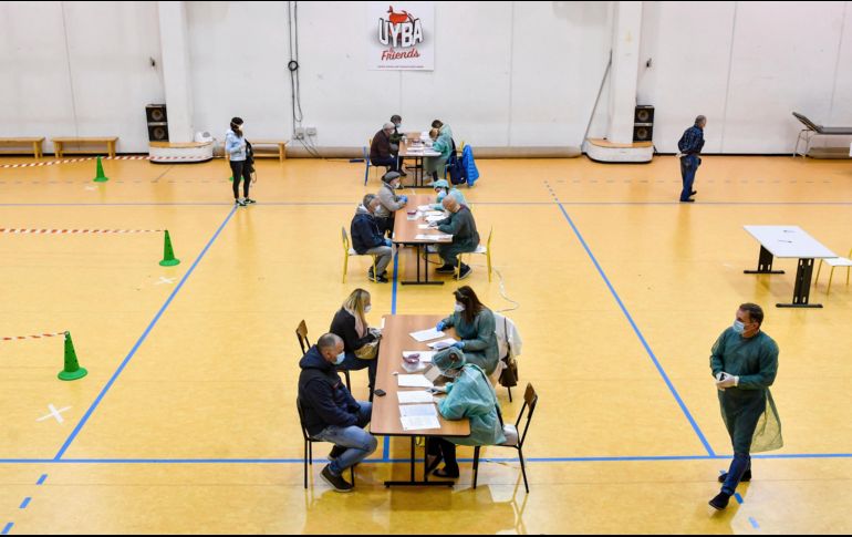 Personas esperan a que les tomen una muestra de sangre en un gimnasio en Cisliano, Italia. Los exámenes de sangre son una forma de mapear los contagios de COVID-19, aunque no proveen datos sobre inmunidad. AP/LaPresse/C. Furlan