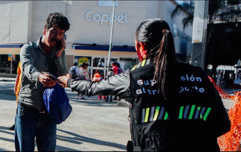 Trabajadores del gobierno de Jalisco y municipales reparten hoy cubrebocas en distintos puntos, pues su uso ya es obligatorio. EL INFORMADOR/G. Gallo