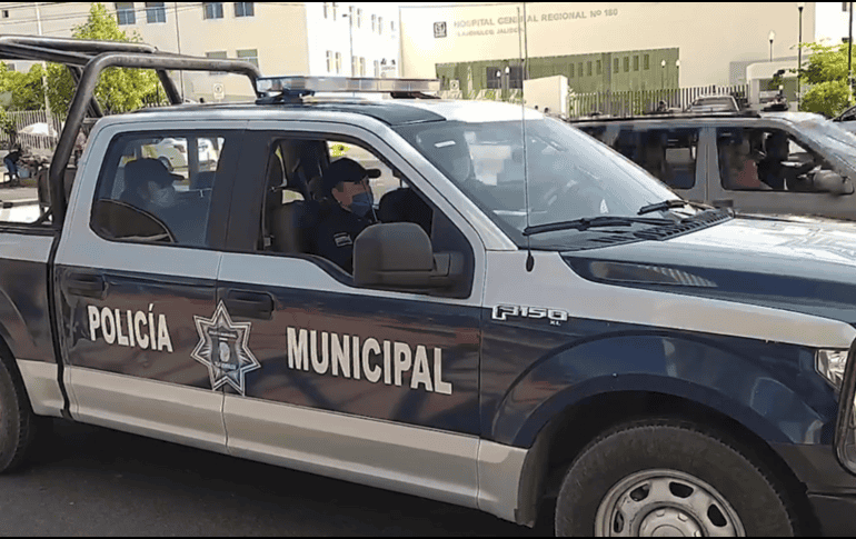 Oficiales informan a los ciudadanos la obligación de portar el cubrebocas en espacios públicos, al ir de compras y al abordar el transporte público. TWITTER / @GobTlajomulco