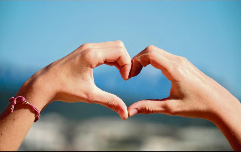 UNIÓN. Es momento de dar, con sana distancia, ayuda a quienes lo necesiten. PIXABAY