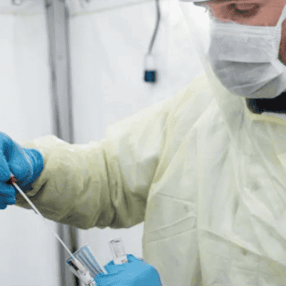 La OMS desmiente teoría de que el COVID-19 salió de un laboratorio